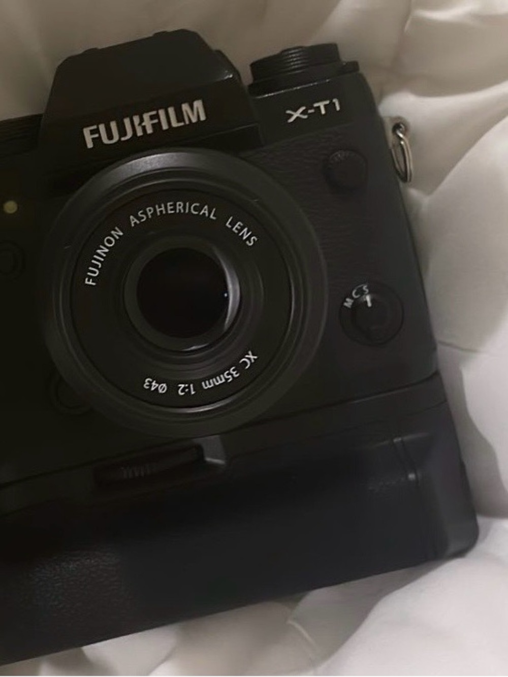 Fujifilm X-T1 Mirrorless Camera with Fujinon 35mm Lens